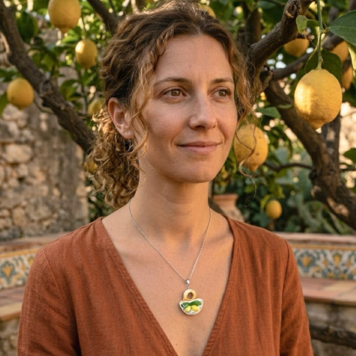 Cartoleria 4+1 - Collana Cestino Siciliano in Ceramica Decorata | Ciondolo Artigianale con Limoni e Catena Argento