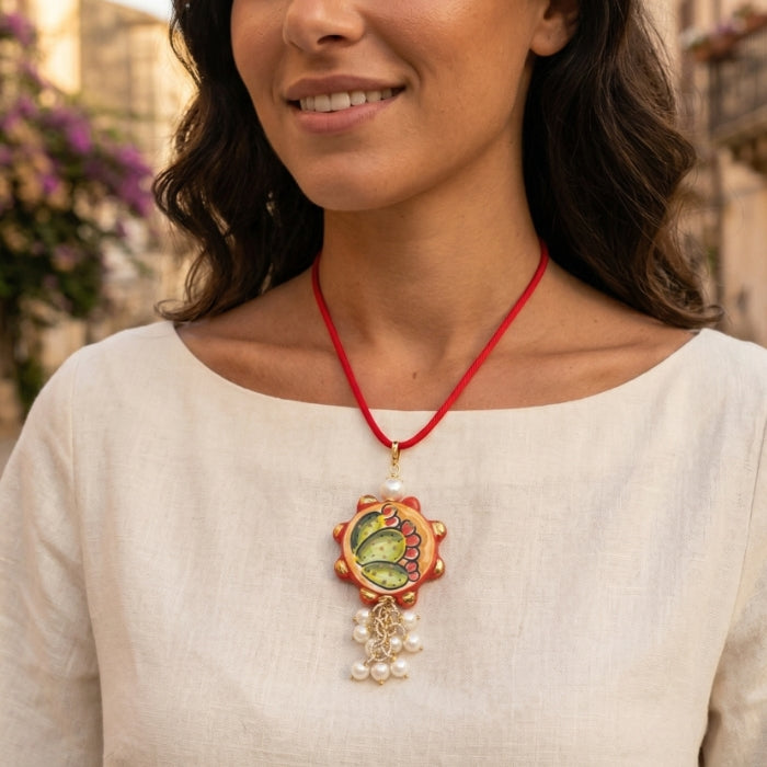 Cartoleria 4+1 - Collana Fico d’India in Ceramica con Perle | Ciondolo Siciliano Artigianale con Cordino Rosso e Dettagli Oro