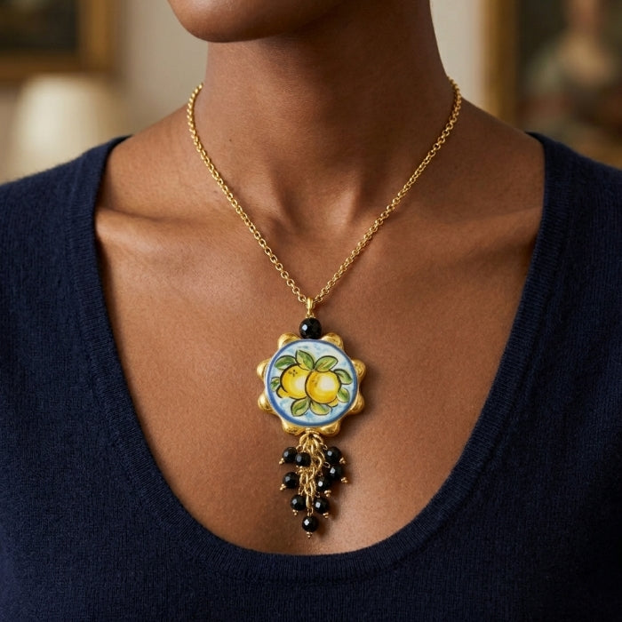 Cartoleria 4+1 - Collana Limoni Siciliani in Ceramica Decorata | Ciondolo Maiolica con Dettagli Oro e Pietre Nere
